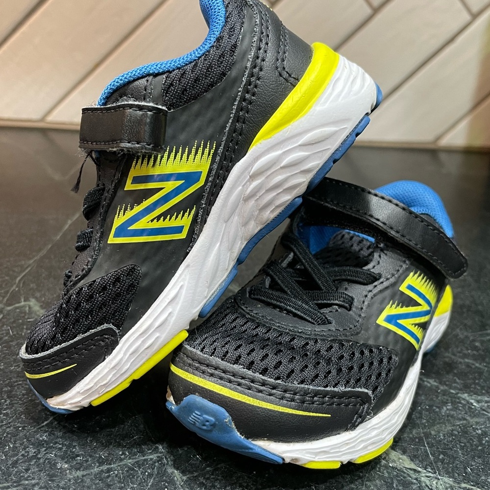 New Balance Toddler Sneakers Size 5 Wide Black Yellow & Blue with Velcro